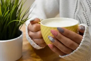 Manicure hybrydowy w domowych warunkach – jaki zestaw do hybryd wybrać?