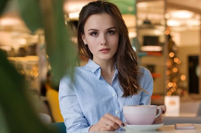 Biała koszula – jak ją nosić?
