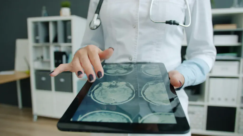 Rezonans magnetyczny czy USG – które badanie daje dokładniejszą diagnostykę?