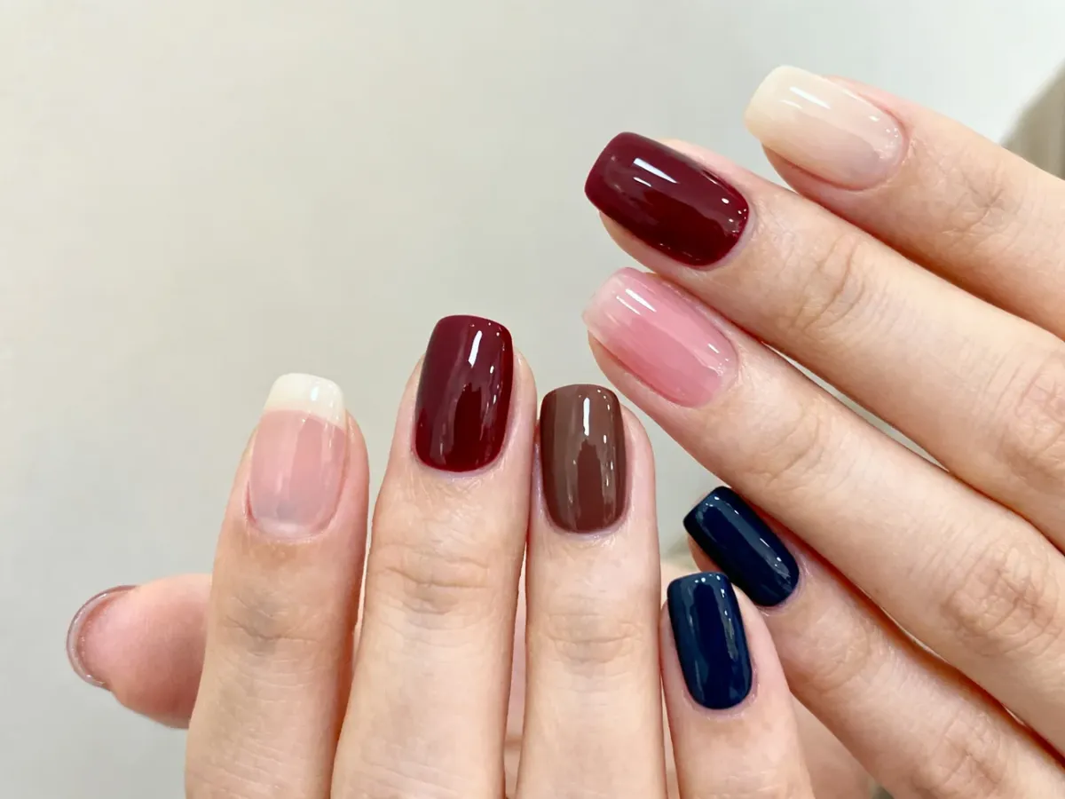 Bardzo krótkie paznokcie w eleganckich jasnych i ciemnych kolorach